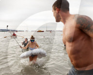 FEATURE - Beliebte Neujahrs-Disziplin: Der Sprung ins kalte Wasser