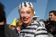 FEATURE - Beliebte Neujahrs-Disziplin: Der Sprung ins kalte Wasser