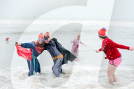 FEATURE - Beliebte Neujahrs-Disziplin: Der Sprung ins kalte Wasser