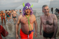 FEATURE - Beliebte Neujahrs-Disziplin: Der Sprung ins kalte Wasser