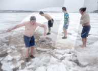 FEATURE - Beliebte Neujahrs-Disziplin: Der Sprung ins kalte Wasser