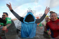 FEATURE - Beliebte Neujahrs-Disziplin: Der Sprung ins kalte Wasser