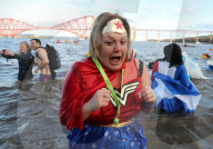 FEATURE - Beliebte Neujahrs-Disziplin: Der Sprung ins kalte Wasser