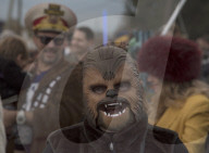 PEOPLE - Fans gedenken Carrie Fisher mit einer Leia-Parade