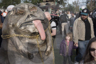 PEOPLE - Fans gedenken Carrie Fisher mit einer Leia-Parade