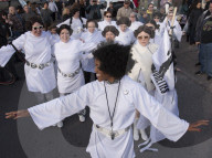 PEOPLE - Fans gedenken Carrie Fisher mit einer Leia-Parade