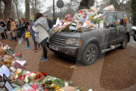 PEOPLE - George Michael's Range Rover vor dem Haus mit Blumen überhäuft