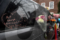 PEOPLE - George Michael's Range Rover vor dem Haus mit Blumen überhäuft