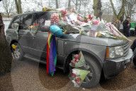 PEOPLE - George Michael's Range Rover vor dem Haus mit Blumen überhäuft