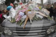 PEOPLE - George Michael's Range Rover vor dem Haus mit Blumen überhäuft