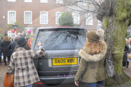 PEOPLE - George Michael's Range Rover vor dem Haus mit Blumen überhäuft