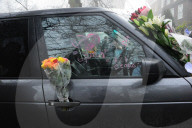 PEOPLE - George Michael's Range Rover vor dem Haus mit Blumen überhäuft