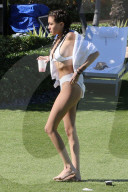 PEOPLE - Madison Beer im weissen Bikini am Strand von Miami