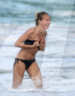 PEOPLE - Hoppala - Hier spült das Meer Lana Scolaro's Bikini weg