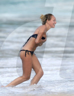 PEOPLE - Hoppala - Hier spült das Meer Lana Scolaro's Bikini weg