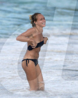 PEOPLE - Hoppala - Hier spült das Meer Lana Scolaro's Bikini weg