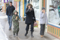 PEOPLE - Angelina Jolie geht mit Know und Shiloh auf ein Eis 