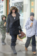 PEOPLE - Angelina Jolie geht mit Know und Shiloh auf ein Eis 