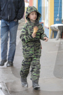 PEOPLE - Angelina Jolie geht mit Know und Shiloh auf ein Eis 