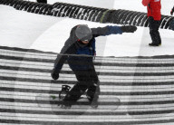 EXKLUSIV - Maddox Jolie-Pitt nimmt Snowboard-Unterricht in Colorado