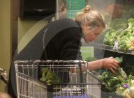 PEOPLE - Cameron Diaz deckt sich mit reichlich Gemüse ein