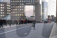 FEATURE - Pendler auf dem Weg zur Arbeit in London
