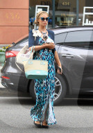 PEOPLE - Paris Hilton schleppt ihren Fiffi durch Beverly Hills