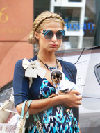 PEOPLE - Paris Hilton schleppt ihren Fiffi durch Beverly Hills