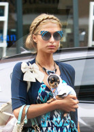 PEOPLE - Paris Hilton schleppt ihren Fiffi durch Beverly Hills