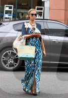PEOPLE - Paris Hilton schleppt ihren Fiffi durch Beverly Hills