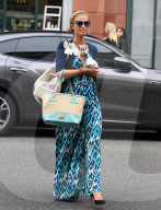 PEOPLE - Paris Hilton schleppt ihren Fiffi durch Beverly Hills