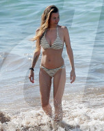PEOPLE - Jermaine Jones badet mit der Familie vor Hawaii
