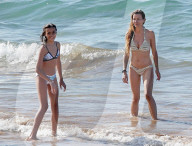PEOPLE - Jermaine Jones badet mit der Familie vor Hawaii