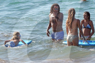 PEOPLE - Jermaine Jones badet mit der Familie vor Hawaii