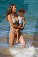 PEOPLE - Jermaine Jones badet mit der Familie vor Hawaii