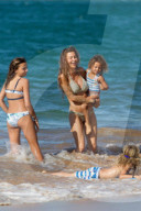 PEOPLE - Jermaine Jones badet mit der Familie vor Hawaii