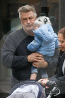 PEOPLE - Alec Baldwin hat die Hände voll zu tun