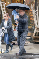 PEOPLE - Alec Baldwin hat die Hände voll zu tun