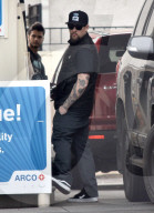 PEOPLE - Benji Madden betankt sein Auto in Studio City