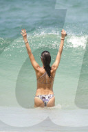 EXKLUSIV - Alessandra Ambrosio stürzt sich in die Wellen von Florianopolis