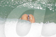 EXKLUSIV - Alessandra Ambrosio stürzt sich in die Wellen von Florianopolis