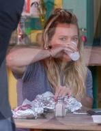 PEOPLE - Hilary Duff gönnt sich eine Ladung Junk-Food