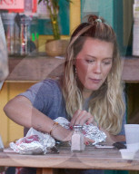 PEOPLE - Hilary Duff gönnt sich eine Ladung Junk-Food