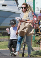 PEOPLE - Hilary Duff gönnt sich eine Ladung Junk-Food