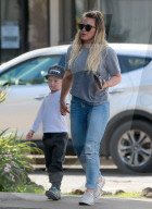PEOPLE - Hilary Duff gönnt sich eine Ladung Junk-Food