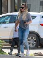 PEOPLE - Hilary Duff gönnt sich eine Ladung Junk-Food