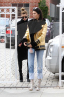 EXKLUSIV - Kendall Jenner flirtet mit Chandler Parsons in einem Bugatti Laden