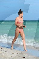 PEOPLE - Katie Wassiel kühlt sich in Miami ab