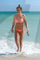 PEOPLE - Katie Wassiel kühlt sich in Miami ab
