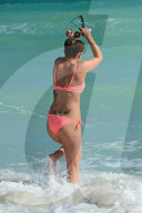PEOPLE - Katie Wassiel kühlt sich in Miami ab